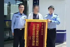 包包：“我应该在车里不应该在这里……”图片