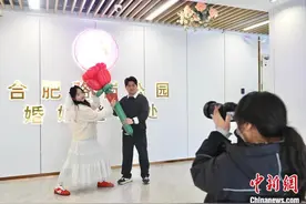 安徽合肥：年轻人“领证跟拍”记录爱情图片