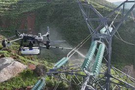 云南首次采用无人机清洗带电输电线路绝缘子图片