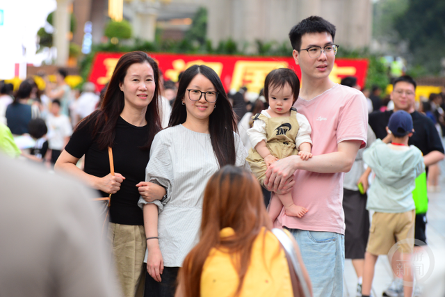 “双节”假期解放碑人潮涌动，洪崖洞十八梯成打卡顶流