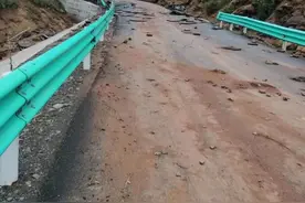 洪水损坏路面！S101线部分路段实施双向交通管制图片