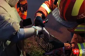 “我不信，我卡进去拿不出来！” 女生“不信邪”两次被卡，消防呼吁谨慎玩梗图片