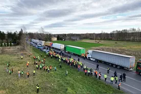 因生意被抢，波兰卡车司机封锁波乌边检站图片