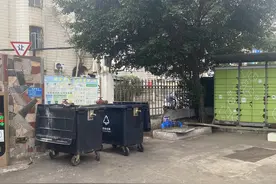 揪心！刚出生的女婴被装塑料袋遗弃小区垃圾桶图片