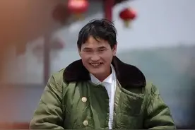走出法院后，“大衣哥”朱之文回答记者提问图片