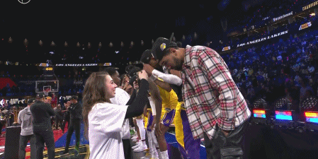 🥳捧杯时刻！湖人全队举起冠军奖杯兴奋庆祝图片