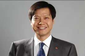 网友曝小米14发烫 雷军亲自回应：可能系统后台在更新图片