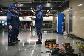 新春走基层·记者体验360行丨走近城市地下工种地铁检修工：深夜里，“轨道医生”护航城市“动脉”图片