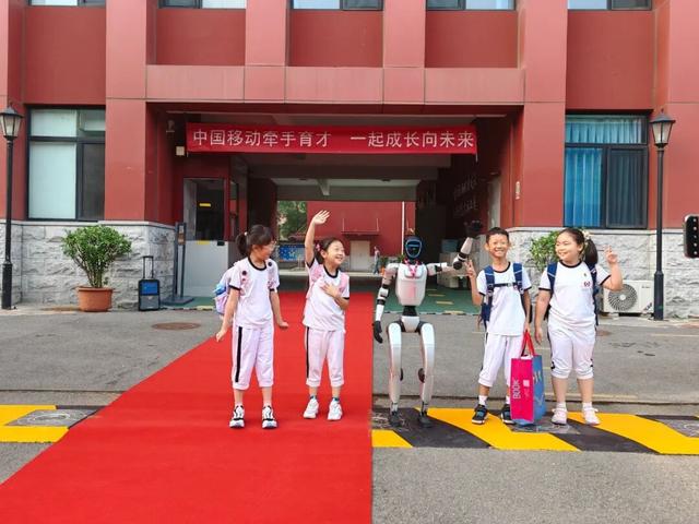 开学第一天与人工智能“SAY HI” 北京移动与北京育才学校小学部合作开展人工智能公开课