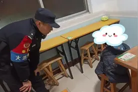 凌晨5点的大街上，三四岁的小女孩光腿赤脚走着……图片