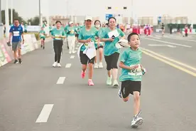 2024吉木萨尔天山马拉松开跑图片