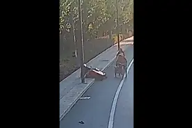 开车回家路边有人晕倒，男子欲上前施救结果当场傻眼：老婆，怎么是你！图片