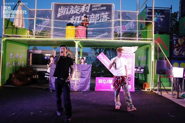 热气球为幕,歌舞不止!蓝调时刻的滇池西岸,绝美