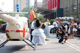 “直升机婚礼”吸睛！飞1小时、合影2小时38000元，你想尝试吗？图片