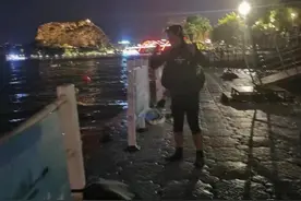 手机跌进柳江河底，小姐姐请人夜潜打捞，结局惊喜！图片