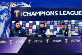 山东泰山助教昨日还参加发布会，球队也正常进行赛前训练图片