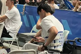 曾凡博伤后首度现身图片