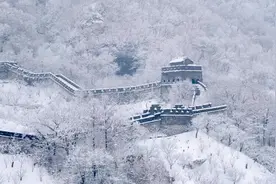 银装素裹，巍峨壮丽！雪后的虎山长城美如画卷图片