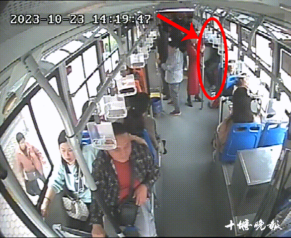 公交上男子站姿怪异，她俩一看……不对劲！图片