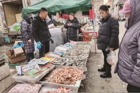 逛市场|初宁亭：风雪不误开摊 将鲜美海物送上港城居民餐桌图片