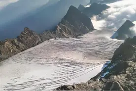 四川一海拔5000多米的网红雪山突发雪崩，2名向导被埋生死不明图片