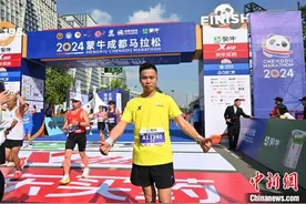 成马赛道的特殊跑者：奔跑中为跑友完赛护航图片