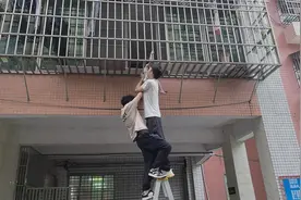 广东清远一女童被卡二楼防盗网中，好心人轮流托举助其脱困图片