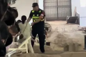 暑假高峰期景区有多“拥堵”？“女子参观兵马俑走进坑道”背后图片