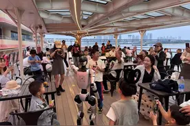 人形机器上岗打工，“新导游”人气旺图片