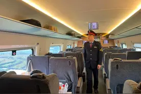 高铁上行李箱无人认领 乘警开箱后傻眼竟是70万现金图片