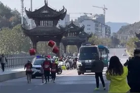 新闻多一度丨父亲让6岁女儿蹭跑全马？比赛中出现哪些行为可能被禁赛？图片