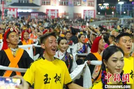 玉树牦牛足球队赴贵州“村超”打响国际友谊赛图片