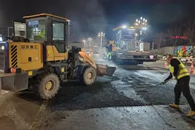 “挑灯夜战”修路忙 破损道路换新颜图片