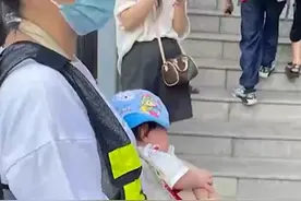 家长抱2个月的婴儿站护学岗，别再搞“名为自愿，实为摊派”的把戏了！图片