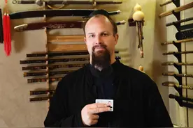 这个美国小伙儿拿到了“中国绿卡”，自豪称这儿是第二故乡！图片