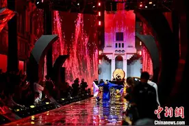 2025泉州时尚周开幕秀在百年古街区举行图片