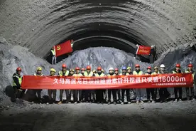 抢工期保通车，久马高速这个隧道开挖突破16000米图片
