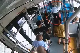 凡人微光 温暖山城｜公交车上乘客晕倒 他们合力暖心救援图片