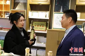 “橄榄之乡”甘肃武都City Walk：吃喝游购“玩转”油橄榄图片