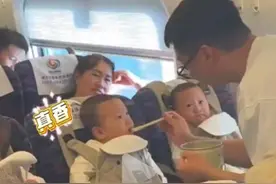 三胞胎宝宝坐高铁买“挂票”，不哭也不闹！12306回应图片