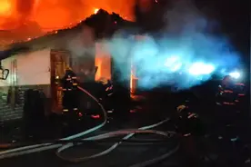 “心真大”！都火烧被子了，女孩还呼呼大睡图片