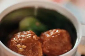 员工中午提前12次吃饭被辞退，法院：系违法解除劳动合同，赔两万元视频封面