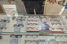 上了年纪眼睛花了 花镜可不能随便戴图片