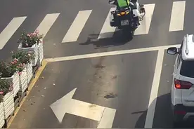 车流中穿梭的背影，太帅了！图片