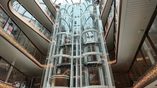 长江首艘空间智能游轮“长江行·揽月”起航