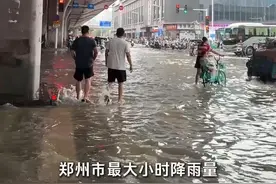 郑州暴雨里的守护者：交警泡在浑水里执勤  不恢复正常不撤岗图片