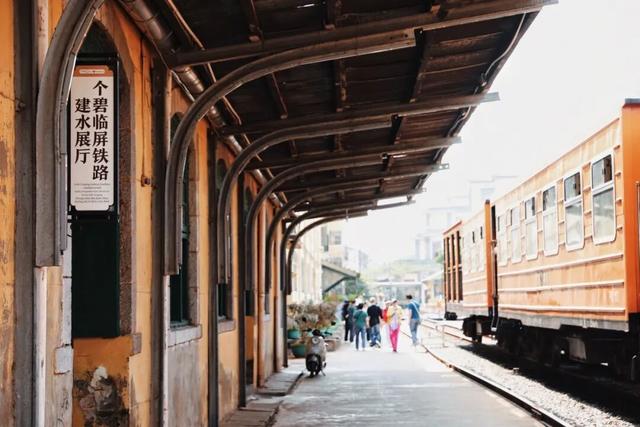 时速仅25公里！观光米轨小火车火了！