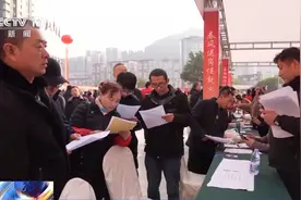 人勤春来早 开工干劲足丨招工团跨省“抢人”忙 节后用工市场热气腾腾图片