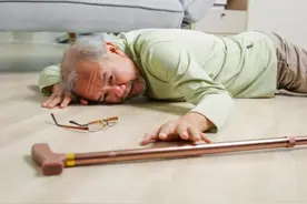 九旬爷爷跌倒说没事，送医一查颅内出血……图片