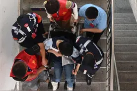 脑瘫高考生程雅琴，校长看她答题的样子禁不住流泪图片